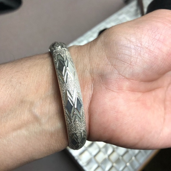 Vintage Sterling etched diamond cut bangle - Picture 2 of 5